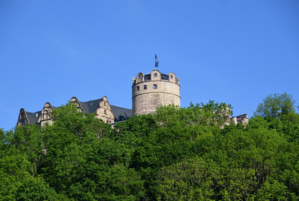 Oberschloss Kranichfeld und Kalksteinfelsen